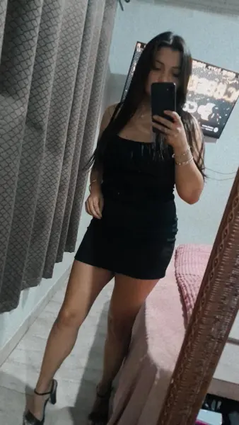 Vivi/Safada, educada, gata e carinhosa.