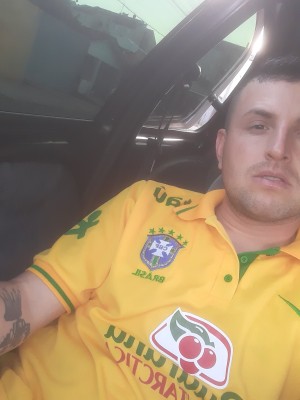 Lindo tatuado louco pra te satisfazer