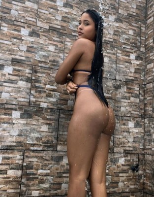 Yara estilo namoradinha com local