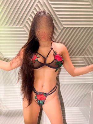 BELA MORENA COM LINDOS SEIOS PARA VOCÊ QUE ADORA UMA BOA MAMADA.