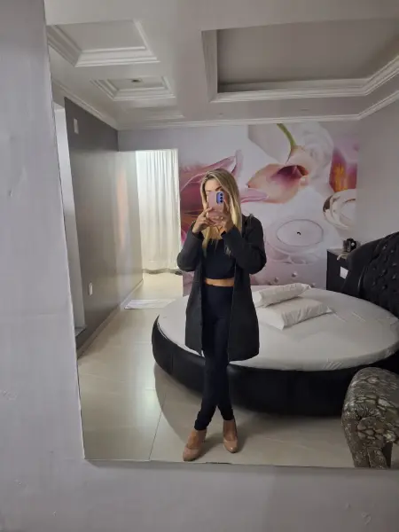 Loira safada e fogosa....