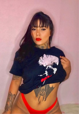 Morena tatuada