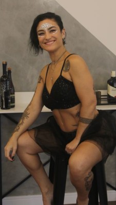 Babi - sexy, dançarina tatuada e estilosa