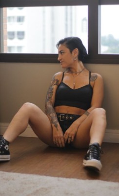 Babi - sexy, dançarina tatuada e estilosa