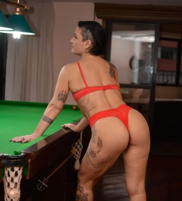 Babi - sexy, dançarina tatuada e estilosa