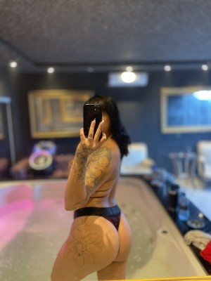 Morena toda natural, gostosa e sexy