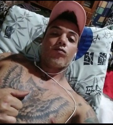 Moreno claro corpo legal tatuado venha passar bom momentos ao meu lado