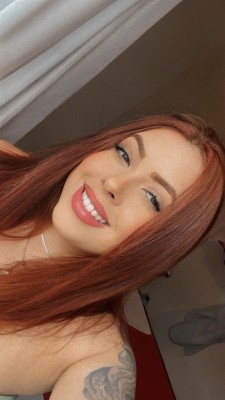Valentina ruiva do beijo quente e sexo safado