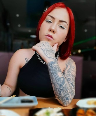 Ruivinha tatuada