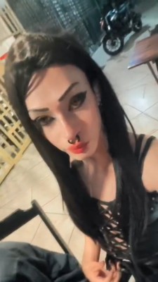 Novinha gótica versátil