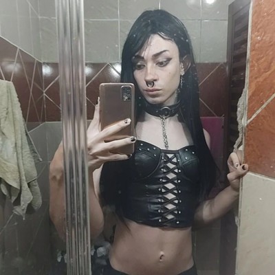 Novinha gótica versátil