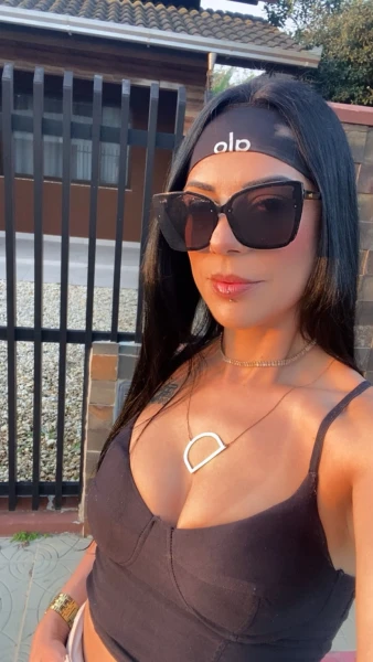 Sua morena  com local 120 uma rápidinha 