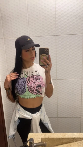 Sua morena  com local 120 uma rápidinha 