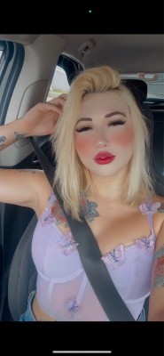 Loira tatuada