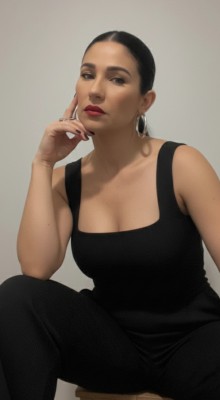 Morena de olhos verdes, carinhosa simpática. Com  local