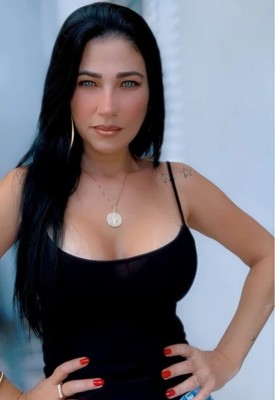 Morena de olhos verdes, carinhosa simpática. Com  local