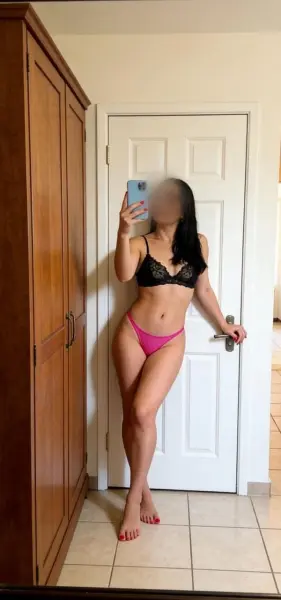 Manu, uma mulher, carinhosa e cheia de charme.