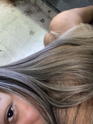 Magrinha loira bronzeada