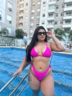 Morena, tatuada, estilo cavalona