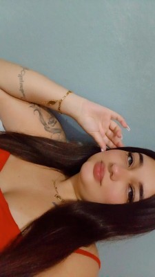 Morena, tatuada, estilo cavalona