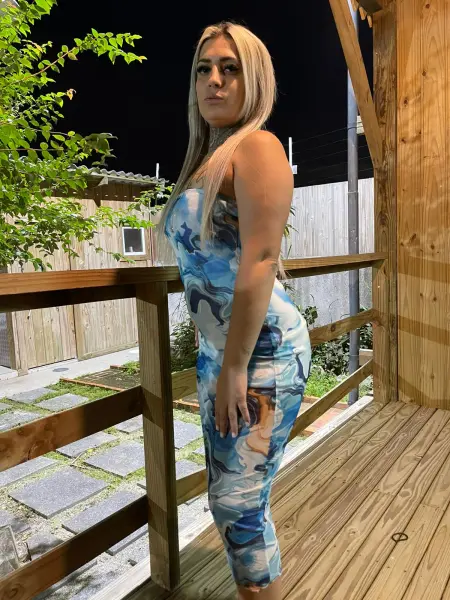 Loira tatuada estilo namoradinha