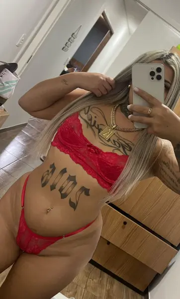 Loira tatuada estilo namoradinha