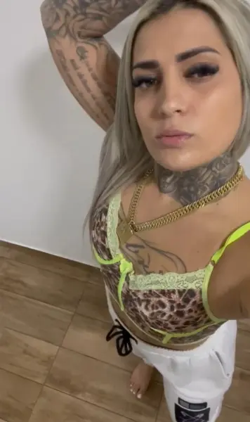 Loira tatuada estilo namoradinha