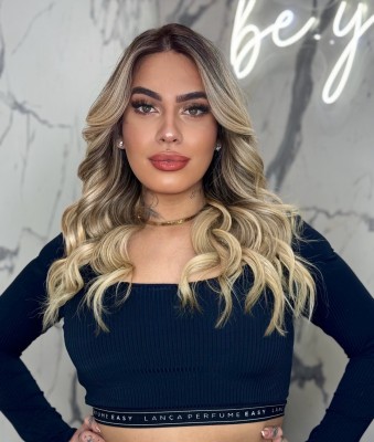 Trans, feminina, loira, olhos verdes, tatuada...