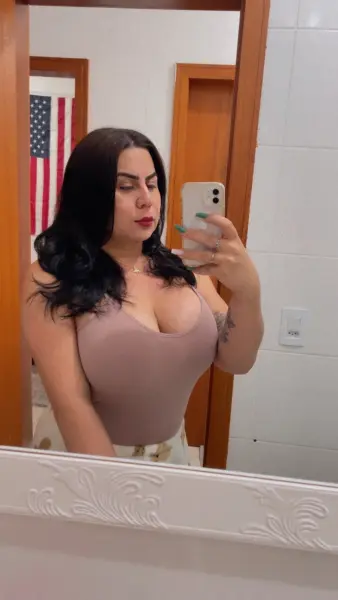 Morena sedenta 