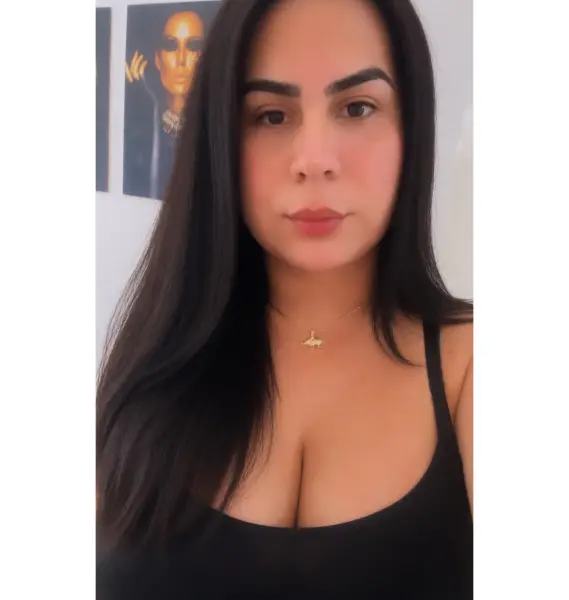Morena sedenta 