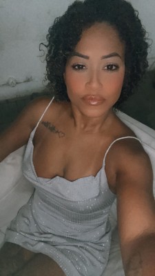 Morena carioca cheia de malícia e elegância, pronta para transformar seu momento em algo inesquecível…” 😌✨