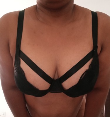 Negra gata, baixinha, 35 anos, apertadinha, com local discreto, atendendo com horário agendado. Faço oral e bjo sem camisinha. Te espero