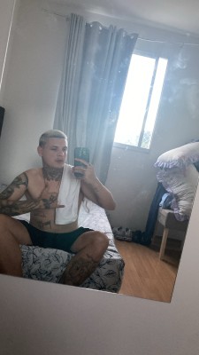 Novinho loiro tatuado