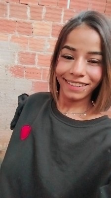 Me chamo Milly tenho 22 anos, sou baixinha.