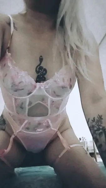 Giovanna Especialidade em massagem erótica, massagem relaxante com pedras quentes… venha desfrutar