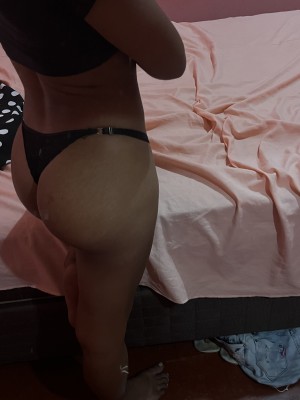 Uma morena quente te espera
