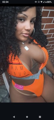 Morena 24 aninhos, completinha