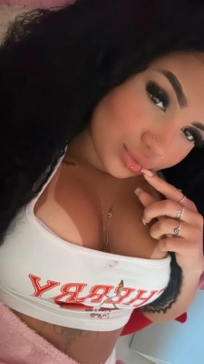 Morena 24 aninhos, completinha