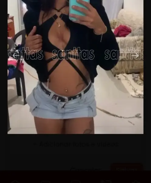 Larissa vendo conteúdo