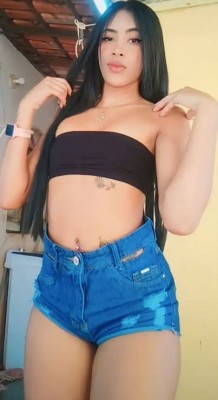 Morena linda na cidade vendo conteúdos e faço chamada de vídeo 🔥