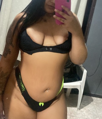 Morena Cavala tatuada olhos verdes