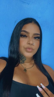 Morena Cavala tatuada olhos verdes