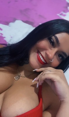 Morena Cavala tatuada olhos verdes