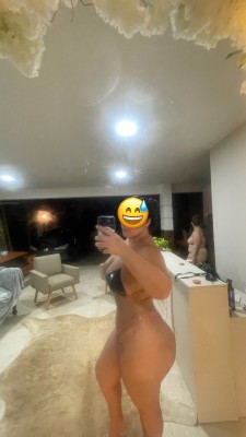 Sou nova na cidade! Tenho seios enorme e naturais tenho um bumbum enorme e guloso também bem durinho! Venha me conhecer..
