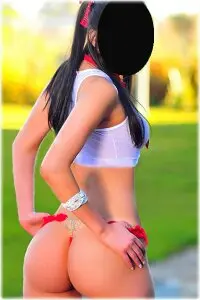 Falsa magra linda de rosto e corpo 