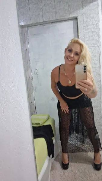 Loira com local no centro 
