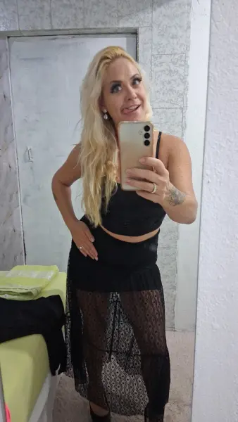 Loira com local no centro 