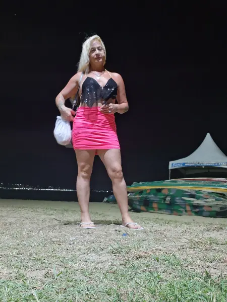 Loira com local no centro 