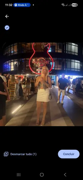 Loira com local no centro 