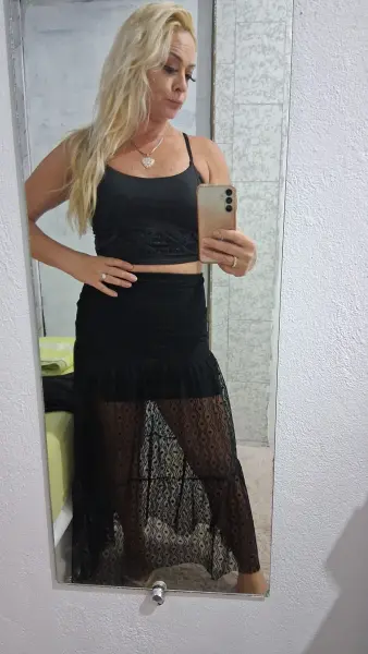 Loira com local no centro 